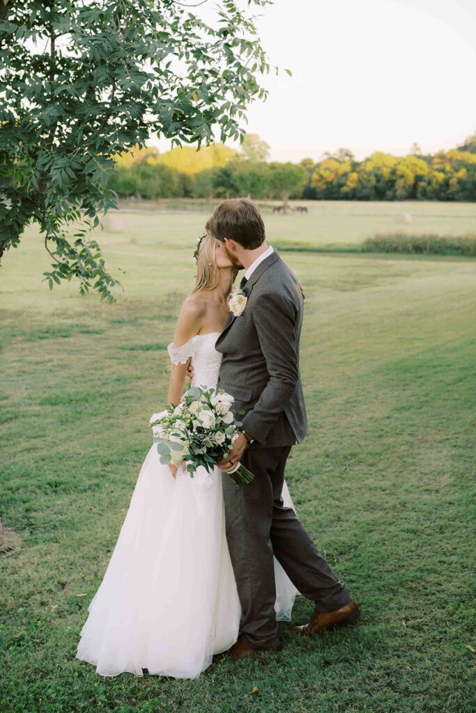 bride and groom kissing at fort worth wedding venues