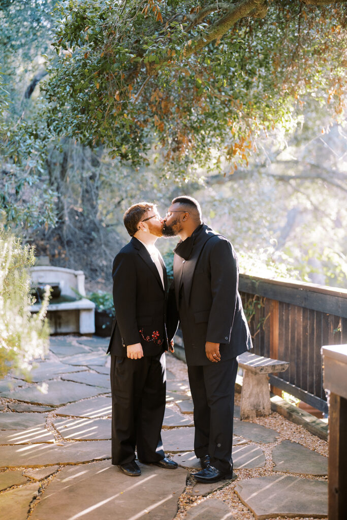 Couple kissing at The 1909 Wedding in Topanga Canyon